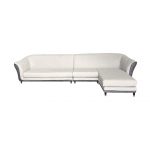 Sofá de tres plazas beige con banco